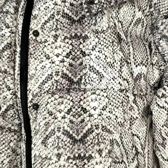 Varley Highland Puffer in Snakeskin - Picture 13 of 16